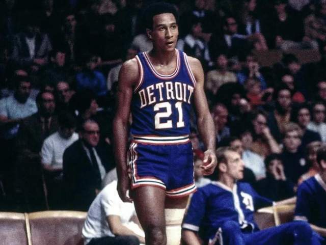 还在更衣室 还在更衣室